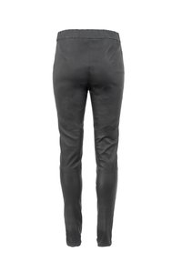 Schwarze, kunstlederne Hosen mit glatter Textur, eng anliegendem Design, elastischem Bund und Nähten an den Knien, von hinten betrachtet.