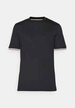 Must musta T-särk, millel on lühikesed varrukad, ümmargune kaelus ja kontrastsete triibukomplektide aktsendid varrukatel. Valmistatud pehmest kangast. Lihtne disain.
