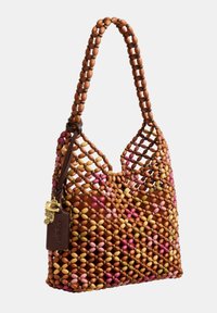 Sac à épaule tissé main avec des perles en bois multicolores dans des tons marron, rose et jaune, avec une étiquette en cuir avec des charms dorés.