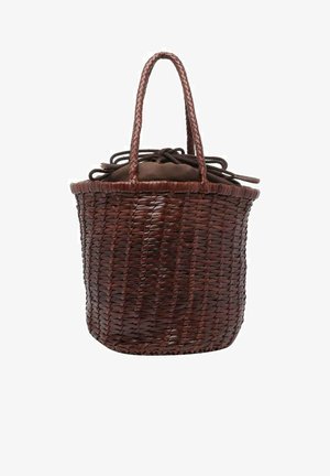 Borsa a tracolla di paglia marrone intrecciata con due manici, parte superiore arrotondata e chiusura con coulisse. Realizzata con materiali naturali e un aspetto testurizzato.
