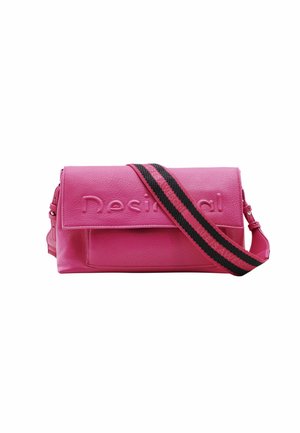 Bolso bandolera rectangular de cuero rosa con nombre de marca en relieve en la solapa y una correa de hombro ajustable ancha a rayas negras y rosas.