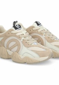 Beige sneakers met meshpanelen en suède accenten. Rond neu, dikke zool en zwart logo label bij de hiel. Vetersluiting ontwerp.
