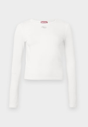 Camisola de manga comprida branca feita de algodão. Apresenta um colarinho redondo e um pequeno detalhe de logótipo prateado perto da gola. Design ajustado.