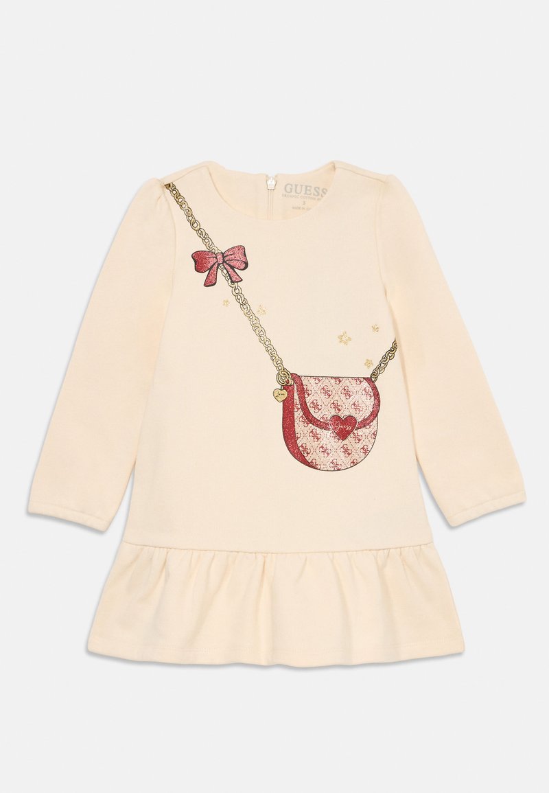 Vestido longo de manga comprida em creme para menina, com bainha com volantes, apresentando um laço vermelho impresso e uma bolsa transversal com corrente dourada e um encanto em forma de coração.