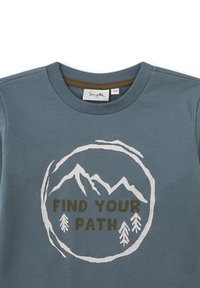 Blaues Sweatshirt mit Rundhalsausschnitt, das ein Berg- und Baumdesign um den Text "FIND YOUR PATH" in dunkelgrünen Buchstaben zeigt.