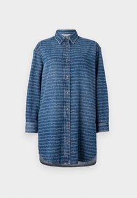 Denimhemd, blau mit wiederholtem Textmuster in Hellblau, lange Ärmel, Knopfverschluss vorne, klassischer Kragen, abgerundeter Saum und dezenter Logo-Akzent.