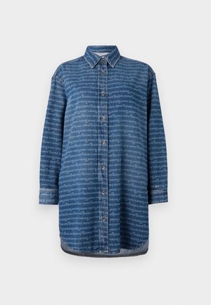 Denim overhemd, blauw met herhalend tekstpatroon in lichtblauw, lange mouwen, knoopsluiting aan de voorkant, klassieke kraag, afgeronde zoom en subtiele logosticker.