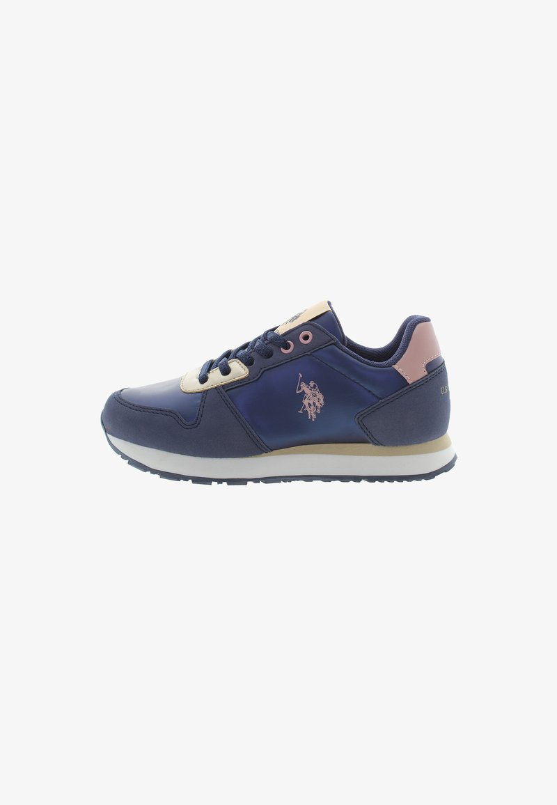 Marineblaue Sneaker mit einem glatten Leder-Obermaterial, cremefarbenen Akzenten, einer rosa Fersenschlaufe und einer weißen Zwischensohle. Mit einem Logo an der Seite und runden Schnürsenkeln.