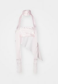 Foulard di raso rosa con un design lungo, caratterizzato da bordi frangiati e una cravatta sottile. La texture morbida e la forma drappeggiata ne esaltano l'eleganza.