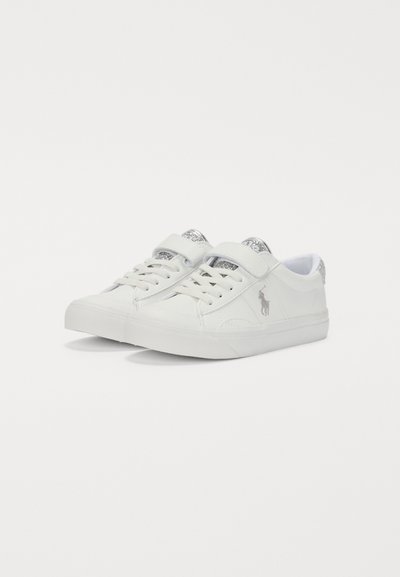 Vita sneakers med en slät läderöverdel, rund tå, snörning och en kardborreband. Har silverdetaljer och logotyp.