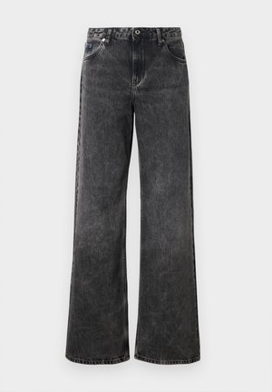 Jeans de denim negros de pierna ancha con una textura desgastada, cinco bolsillos y un cierre de botón. Presenta costuras en contraste y una cinturilla clásica.