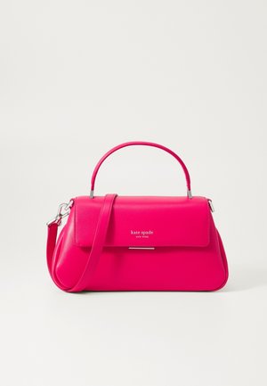 Borsa a mano in pelle rosa acceso con manico superiore e tracolla staccabile, piccolo logo Kate Spade New York sulla patta frontale.