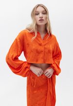 CROP MIT BALLONÄRMELFORM – Overhemdblouse – orangeade