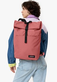 Eastpak UP ROLL - Zaino - terra pink