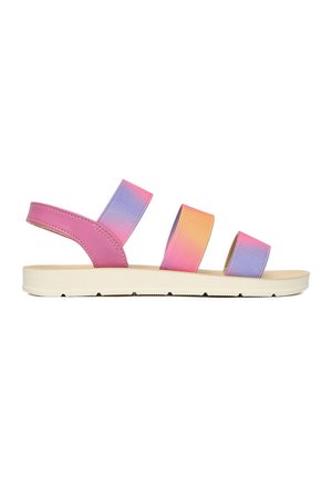 Flache Sandale mit weißer Sohle und drei Farbverlauf-Riemen in Lila, Pink und Orange sowie einem pinkfarbenen Knöchelriemen auf weißem Hintergrund.