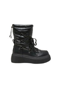 Černé kotníkové boty s lesklým polstrovaným svrškem, vybavené šňůrkami, dekorativními sponami a silnou vroubkovanou podrážkou. Hladký povrch a strukturovaný design.