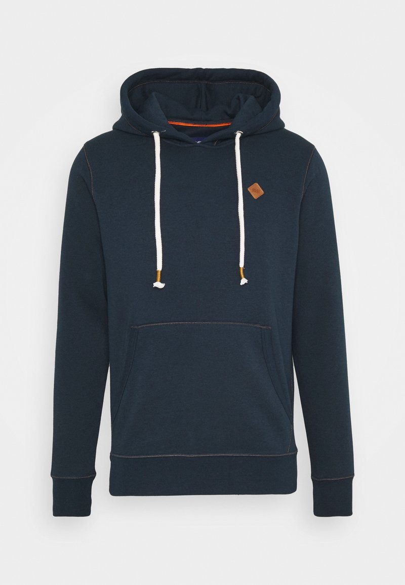 Sweat à capuche bleu marine avec cordons blancs, poche kangourou devant et petit logo marron en forme de losange sur la poitrine.
