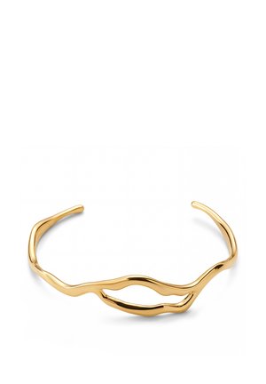 Kultasävyinen avoin rannekoru, jossa on abstrakti, orgaaninen aaltoileva muotoilu, kiillotettu viimeistely eikä näkyvää lukkoa tai koristeita.