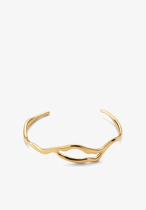 Armbånd i guldton med åben manchet, abstrakt, organisk bølget design, poleret finish og uden synlig lås eller pynt.