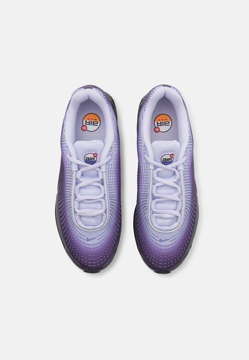 Fioletowe buty sportowe z gradientem, z siateczkową cholewką, białymi sznurowadłami i wyściełanym kołnierzem. Posiadają logo Nike oraz teksturowaną gumową podeszwę.