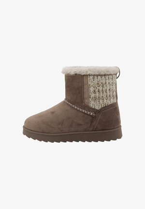 Braune Wildleder-Ankelstiefel mit einem weichen Kunstfellkragen, einem gestrickten Rückenteil in Creme und dekorativen Nähten an der Seite. Flache, strukturierte Sohle.