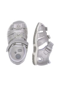 Stříbrné dětské sandály s umělou svrchní částí a květinovými výřezy, nastavitelné popruhy a gumovou podrážkou pro stabilitu.