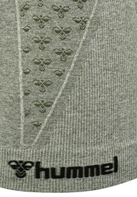 Olivově zelená pletená čepice s žebrovanou strukturou, obsahující jemný vzor včely a černé logo "hummel" na pásku.