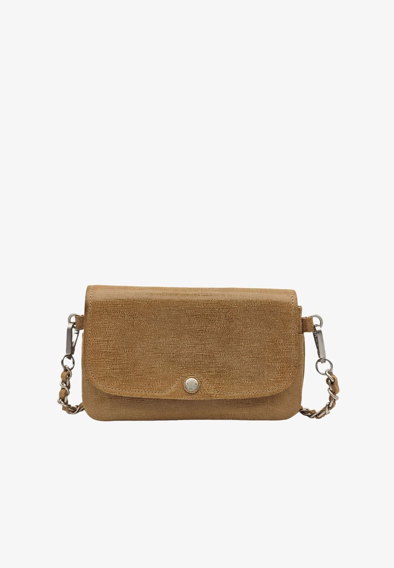 Sac à main tan en tissu texturé, de forme rectangulaire, avec fermeture à pression magnétique et une bandoulière en chaîne argentée. Présente un détail de bords cousus.
