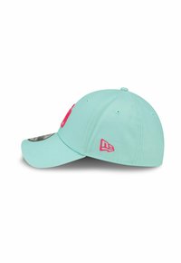 Helle blaue Mütze mit strukturiertem Design, ausgestattet mit einem rosa gestickten Logo und einem gebogenen Schirm. Glattes Material mit einem dezenten Glanz.