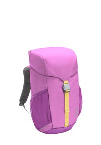 Μωβ σακίδιο πεζοπορίας με κίτρινο μπροστινό κούμπωμα, γκρι επενδυμένους ιμάντες ώμου και πλεκτές πλαϊνές τσέπες σε λευκό φόντο.