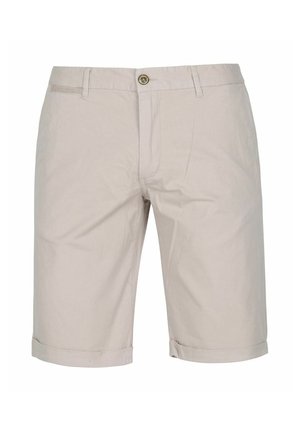 Beige herenshorts tot aan de knie met riemlussen, knoopsluiting aan de voorkant en omgeslagen zoom op een effen witte achtergrond.