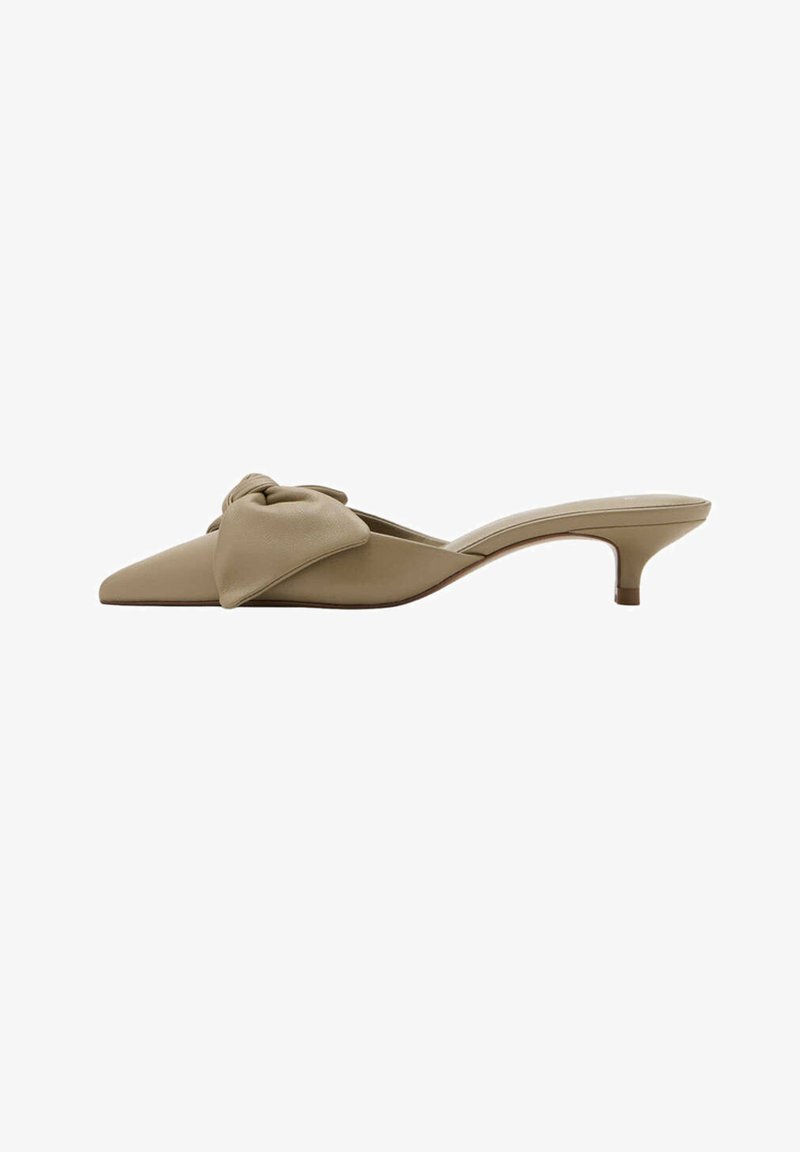 Mule beige à bout pointu avec petit talon kitten et grand nœud doux sur le dessus, conçue pour la mode féminine.