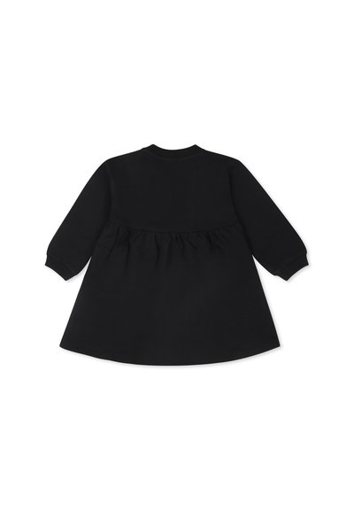 Robe noire à manches longues, décolleté rond et taille froncée ; fabriquée dans un tissu doux avec une texture lisse.