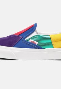 Multibarevné slip-on tenisky s fialovými, červenými, modrými, zelenými a žlutými panely, bílé gumové podrážky a tkanou cedulkou.