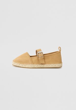 Bleke suède espadrille met een spitse neus, verstelbare gesp en jute touwzool. Glad textuur, casual ontwerp en minimale details.