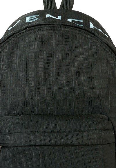 Zaino nero con tessuto strutturato e motivo sottile. Logo "Givenchy" in azzurro chiaro nella parte superiore, con spallacci imbottiti per il comfort.
