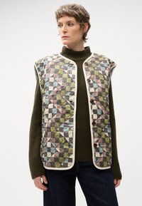 Gilet trapuntato con motivi geometrici in colori tenui, dotato di scollatura tonda, bottoni frontali e design senza maniche.