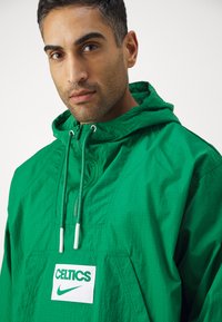 Nike Performance NBA BOSTON CELTICS ANORAK - Széldzseki - clover/white/clover