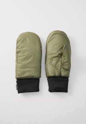 Olijfgroene geïsoleerde wanten met zwarte geribde manchetten, ontworpen voor warmte en buitengebruik, naast elkaar weergegeven op een witte achtergrond.