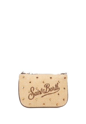 Lille beige vævet pung med brun kant, dekoreret med ravfarvede nitter og teksten "Saint Barth" broderet i brun.
