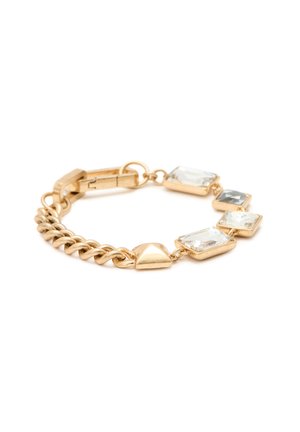 Pulsera de oro que presenta una combinación de eslabones de cadena y eslabones lisos. Tiene cuatro cristales rectangulares transparentes y un acento triangular de oro.