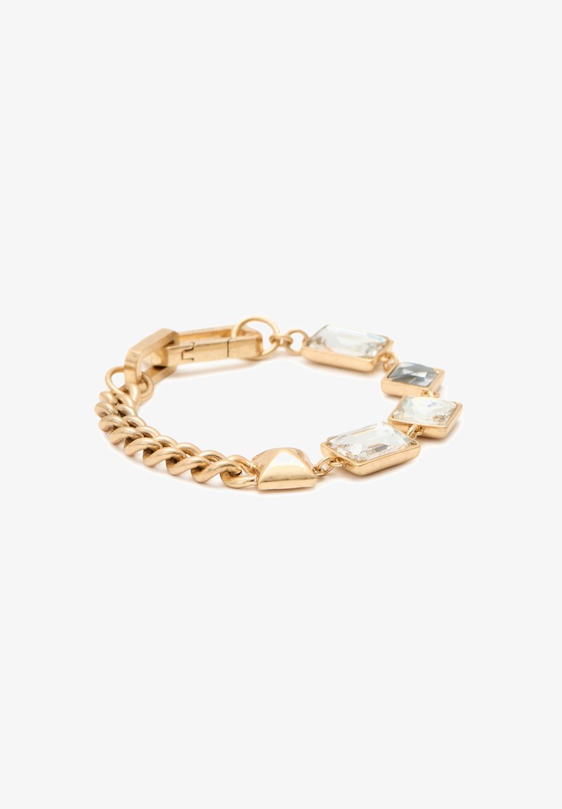 Pulsera de oro que presenta una combinación de eslabones de cadena y eslabones lisos. Tiene cuatro cristales rectangulares transparentes y un acento triangular de oro.