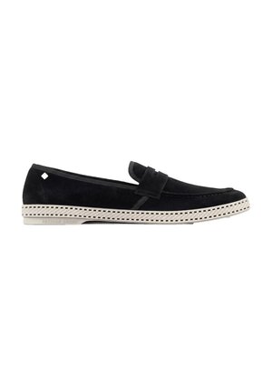 Zwarte suède loafer met witte geperforeerde rubberen zool en penny bandje detail, zijaanzicht op een witte achtergrond.