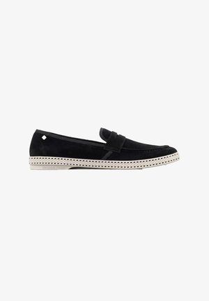 Zwarte suède loafer met witte geperforeerde rubberen zool en penny bandje detail, zijaanzicht op een witte achtergrond.