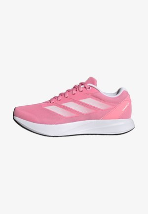 Chaussure de sport rose avec tige en maille, rayures blanches et semelle noire. Présente une pointe arrondie et une semelle amortie pour un soutien et un confort accrus.