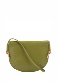 Borsa a spalla in pelle verde oliva con una forma curva, dotata di una tracolla sottile e dettagli rosa sugli accessori. Texture liscia, design minimalista.