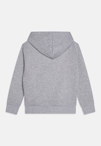 Sudadera ligera gris con una textura suave, capucha con cordones y puños y dobladillo acanalados. Presenta un diseño simple y sin adornos.