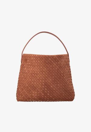 Geantă de mână din piele maro cu model împletit și mâner arcuit simplu, formă trapezoidală, afișată pe fundal alb.