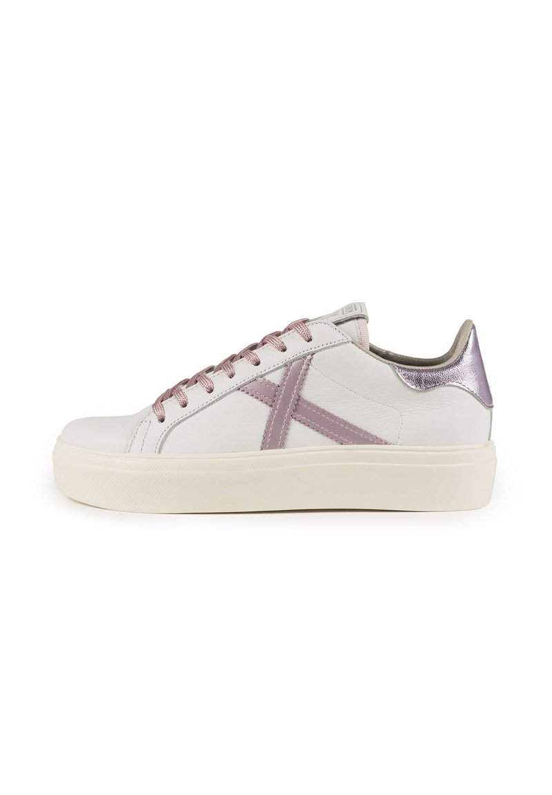 Sneakers bianche in pelle con accenti rosa chiaro, lacci piatti e dettaglio del tallone metallico rosa. Caratterizzati da una punta arrotondata e suola in gomma testurizzata.