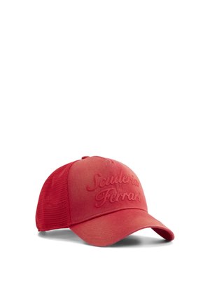 Rød baseballkasket med mesh-bagpanel og hævet broderet "Scuderia Ferrari" tekst på frontpanelet, vist på en hvid baggrund.